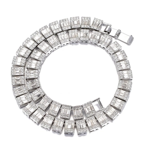 Collier hip hop avec strass rectangulaires baguette et fermoir boîte en métal argenté