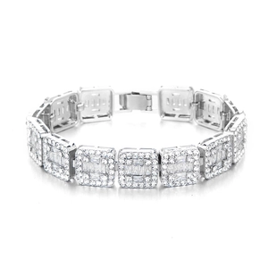 Détail macro du bracelet gourmette argenté de 12 mm orné de zircons cubiques scintillants