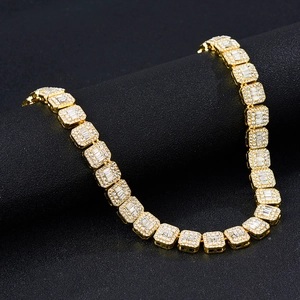 Détail de la chaîne cubaine de 12 mm avec zircons carrés et finition dorée élégante