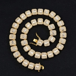 Détail de la chaîne cubaine dorée 12mm ornée de zircons baguettes de style hip hop luxe