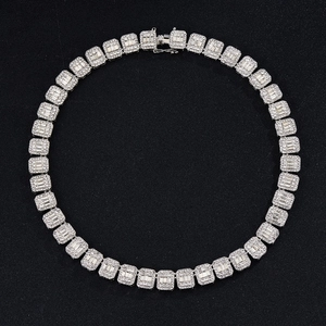 Détail du collier chaîne cubaine de 12mm en argent avec zircons et pavé de diamants