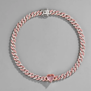 Détail d'un collier chaîne cubaine de 9mm avec pendentif cœur rose et pierres serties
