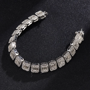 Détail d'un bracelet gourmette cubaine de 12mm avec cristaux rectangulaires brillants