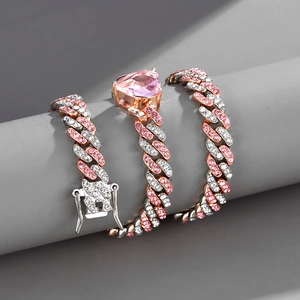 Chaîne cubaine 9mm bicolore avec pierre en forme de cœur rose et cristaux pavés