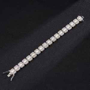 Détail d'un bracelet de tennis hip hop 12mm avec diamants baguette et fermoir de sécurité