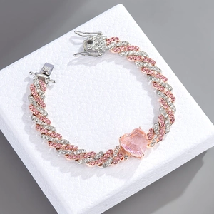 Détail de la chaîne cubaine hip hop avec cristal cœur rose et strass incrustés