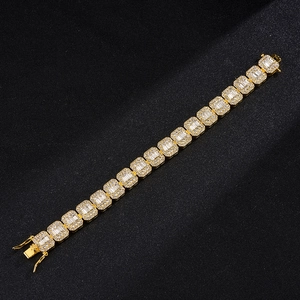 Détail macro du bracelet cubain 12mm doré avec des pierres en zircon carrées givrées