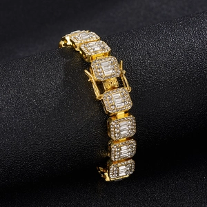 Gros plan d'un bracelet Cuban gold de 12 mm avec strass carrés sur un support noir élégant