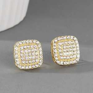 Gros plan de boucles d'oreilles hip hop carrées en or avec oxydes de zirconium blancs