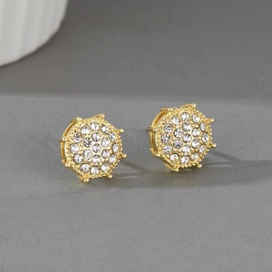 Détail macro de boucles d'oreilles hip hop dorées avec des cristaux ronds étincelants