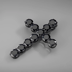 Gros plan du pendentif croix hip hop avec 11 pierres noires taillées en rond serties griffes