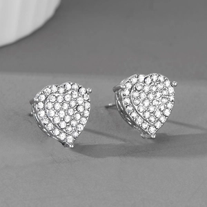 Gros plan de boucles d'oreilles cœur en argent avec détails en zircons brillants
