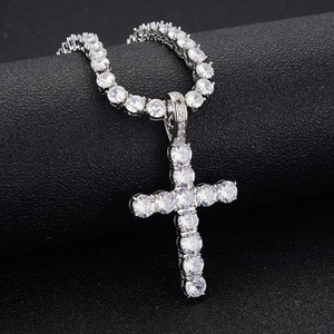 Gros plan du pendentif croix hip-hop argenté avec des détails de chaîne de tennis éclatants
