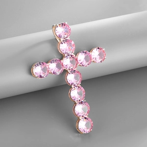 Vue macro d'un pendentif croix en or avec onze zircons roses de taille ronde