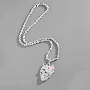 Vue détaillée du pendentif crâne serti de strass avec fleur rouge et chaîne
