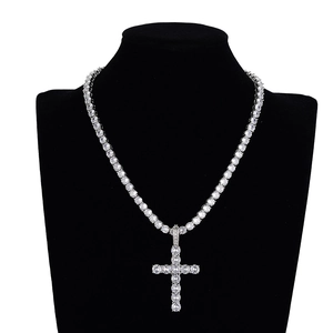 Vue détaillée du collier rivière argenté avec un grand pendentif croix serti de zircons