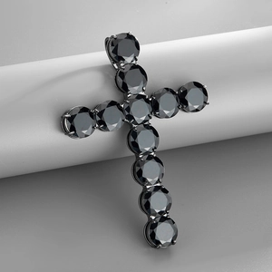 Vue détaillée d'un grand pendentif croix en zircon noir serti de griffes sur socle gris
