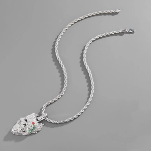 Détail du pendentif hip hop serti de strass avec une touche décorative de rose rouge