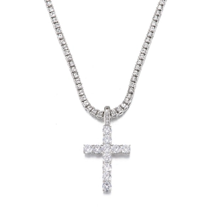 Détail du collier chaîne tennis argentée avec un pendentif croix serti de zircons blancs