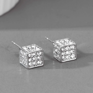 Vue macro de boucles d'oreilles cubes en argent serties de zircones cubiques
