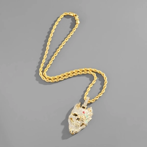 Pendentif crâne serti de strass avec rose rouge et chaîne torsadée dorée style hip hop
