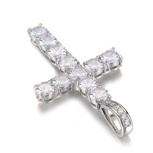 Gros plan du pendentif croix en argent avec pierres en zircon et bélière pavée