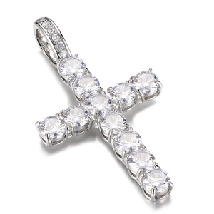 Vue détaillée du pendentif croix en argent serti de zircons cubiques brillants