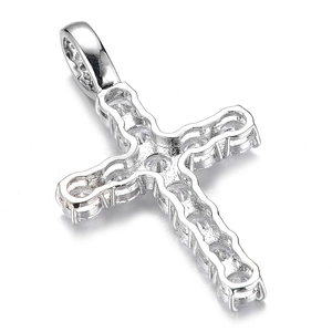 Vue détaillée du pendentif croix en argent avec pierres en zircone cubique rondes