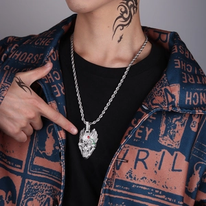 Détail du pendentif tête de mort serti avec rose rouge sur chaîne corde argentée hip hop