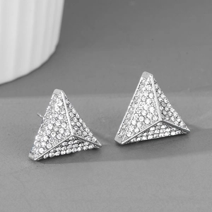 Vue macro de boucles d'oreilles hip-hop triangulaires argentées avec strass brillants