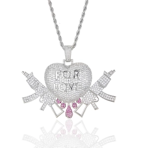 Détail du pendentif cœur brisé serti de zircons avec fusils croisés et gravure FOR LOVE