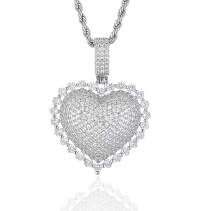 Vue détaillée du pendentif cœur brisé argenté avec zircons et chaîne corde style hip hop