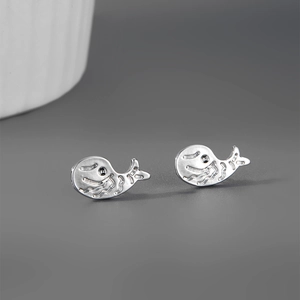 Gros plan détaillé de boucles d'oreilles baleine en argent 925 avec texture polie