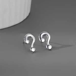 Vue détaillée des boucles d'oreilles en argent sterling poli en forme de point d'interrogation