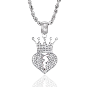 Détail macro du pendentif cœur brisé couronne argenté sur une chaîne de corde torsadée