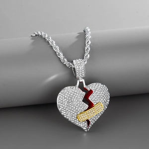 Collier hip hop avec pendentif cœur brisé glacé et détail de pansement doré brillant