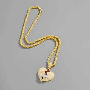 Collier hip hop doré avec pendentif cœur brisé et détail de pansement serti de cristaux