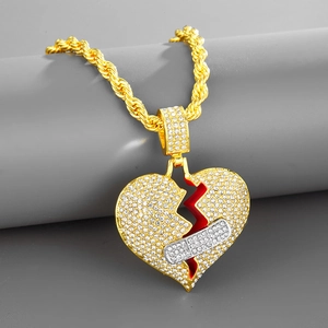 Détail du pendentif cœur brisé style hip hop avec pansement argenté et chaîne corde