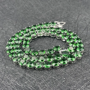 Dettaglio della collana tennis da 7mm in zircone verde smeraldo con chiusura argentata