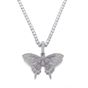 Collana con ciondolo a farfalla di lusso con zirconi viola e bianchi e tennis