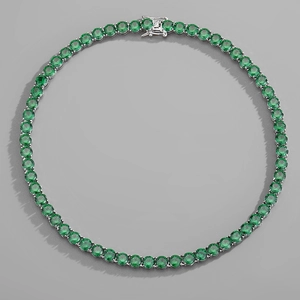 Dettaglio macro della collana tennis con zirconi verde smeraldo 7mm e chiusura di sicurezza