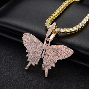 Lussuoso ciondolo a farfalla rosa ghiacciato con catena tennis in oro rosa per moda hip hop