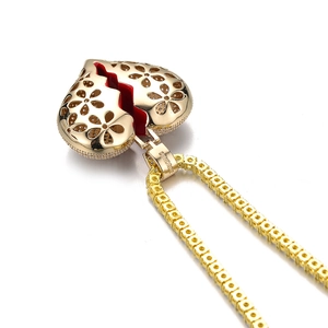 Collana con ciondolo a cuore hiphop dorato con dettagli rossi e catena tennis in zirconi
