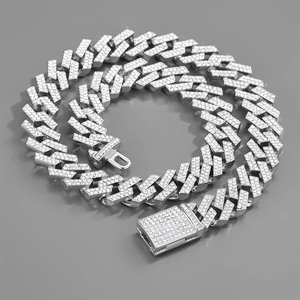 Collier chaîne cubaine hip hop argentée avec maillons en Z et cristaux scintillants