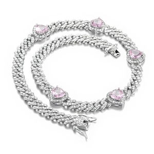 Iced out Panzerkette mit herzförmigen rosa Edelsteinen und Zirkonia-Mikropavé-Besatz