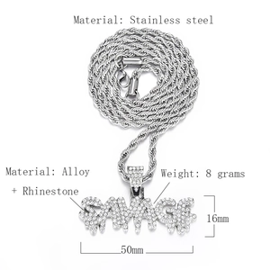 Dettaglio del ciondolo SAVAGE con strass scintillanti e dimensioni complete del gioiello