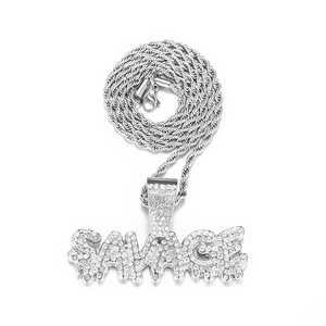 Dettaglio del pendente SAVAGE effetto goccia con zirconi incastonati su catena twist