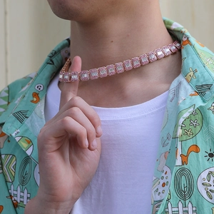 12mm Pink und Weiß Iced-Out Tennis-Kette mit Zirkonia-Steinen getragen von männlichem Model