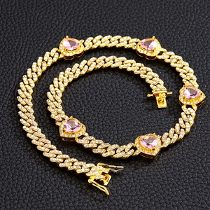 Detail der goldenen Gliederkette mit rosa Herzsteinen und Zirkonia-Pflaster-Verzierung