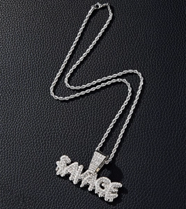 Dettaglio macro del ciondolo SAVAGE ghiacciato con zirconi brillanti su catena a maglia argento